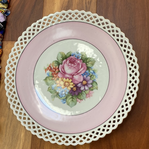 Vintage reticulated design decorative pink rose plate - Picture 2 of 10